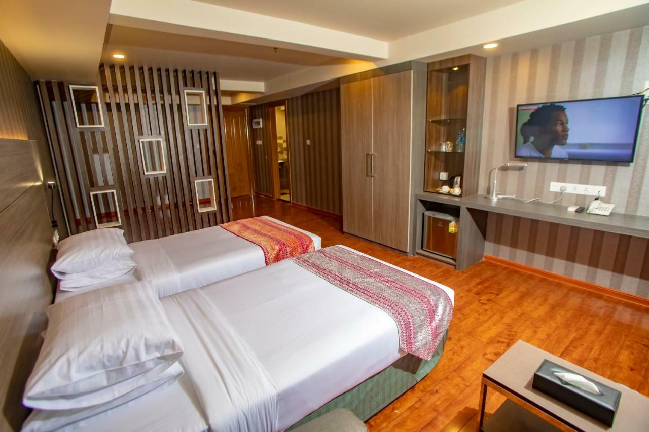 เพรสทีจ เรสซิเดนซ์ แอท โกลเดน แวลเลย์ บาย แกรนด์ ยูไนเต็ด ฮอสปิทาลิตี้ Hotel ย่างกุ้ง ภายนอก รูปภาพ